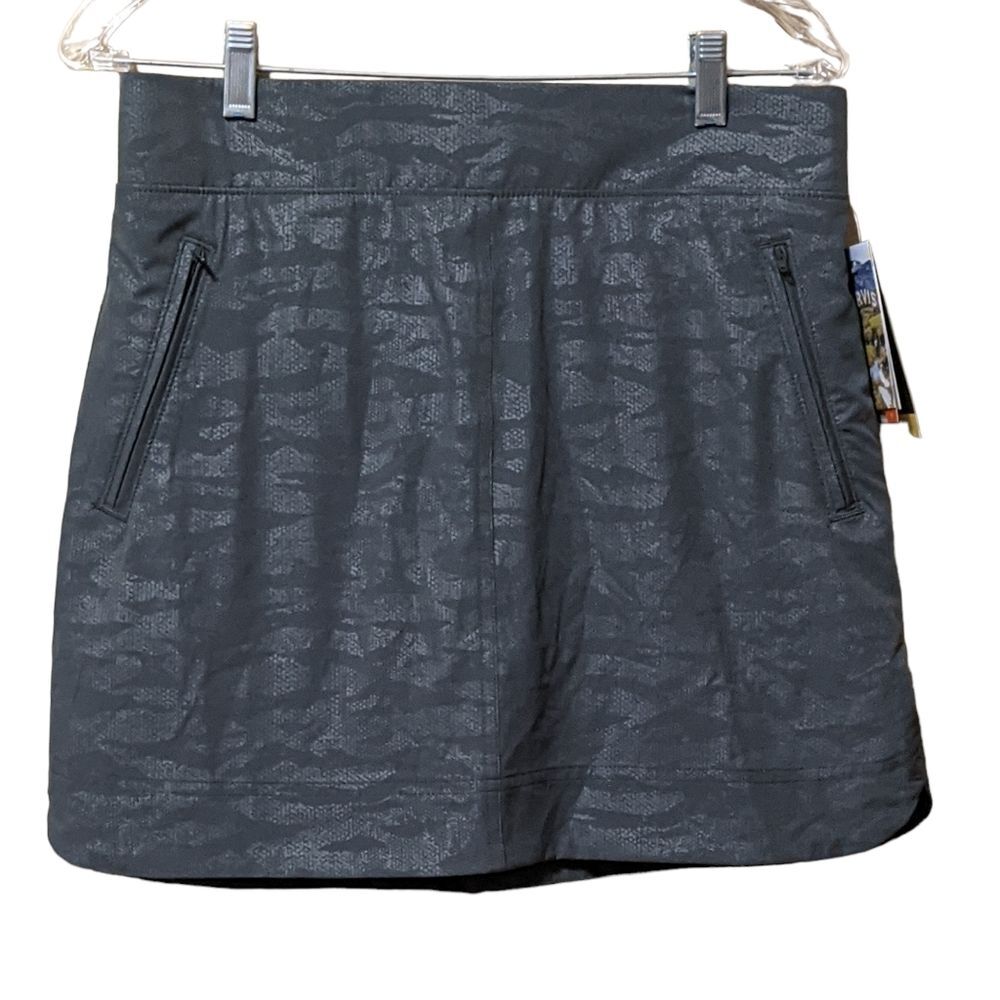 Orvis Travel skort green camo embossed print. Size Small